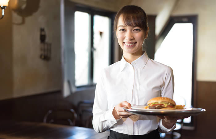 飲食店でパートの仕事に就く主婦